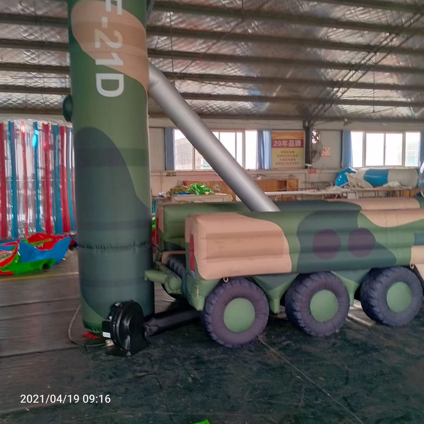 弓长岭军事演习中的充气目标车辆：模拟发射车雷达车坦克飞机